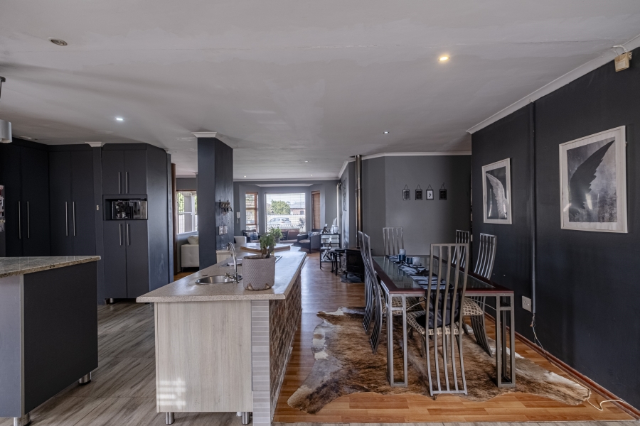 6 Bedroom Property for Sale in Summerstrand Eastern Cape